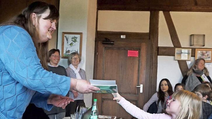 Stolz nahmen die Kinder ihren Büchereiführerschein aus den Händen von Susanne Traut entgegen. Foto: Sänger