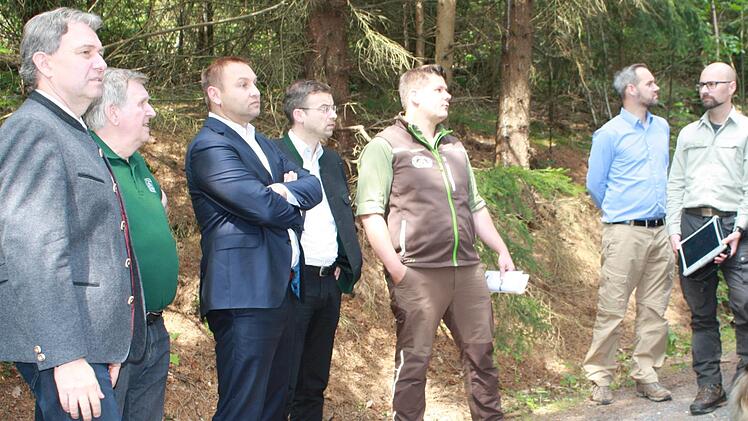 Vor einer Schadfl&auml;che bei Welitsch besprachen sie die gro&szlig;en Herausforderungen (von links): Landrat Klaus L&ouml;ffler, WBV-Vorsitzender Georg Konrad, MdL J&uuml;rgen Baumg&auml;rtner, stellvertretender WBV-Vorsitzender Markus Wich, WBV-Gesch&auml;ftsf&uuml;hrer Tobias Wicklein, Forstdirektor Michael Schmidt und Revierf&ouml;rster Armin Hanke.  Fotos: Bernd Graf