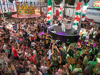 dpatopbilder - 16.04.2026, Spanien, Palma: Menschen feiern im Lokal "Bierk&ouml;nig" w&auml;hrend des Partytages zur Er&ouml;ffnung der Saison 2026. Foto: Clara Margais/dpa +++ dpa-Bildfunk +++