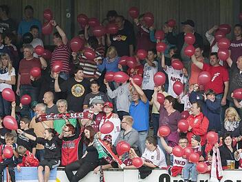 Viel Spaß hatten die Fans auf der Gegengeraden, die den Bundesligisten mit roten und schwarzen Luftballons begrüßten.  Fotos: Uwe Gick