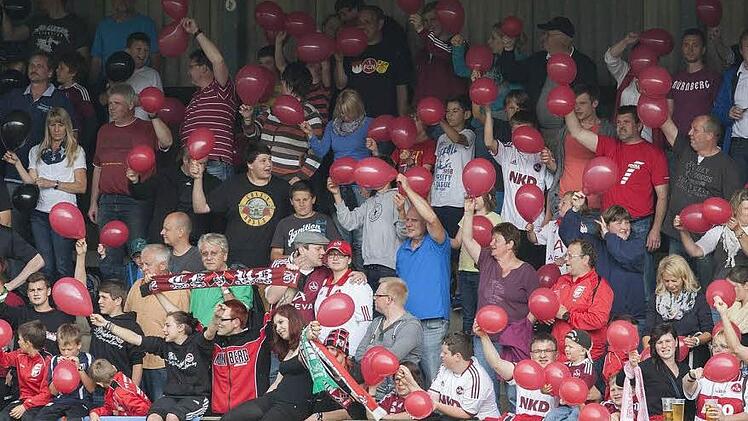 Viel Spaß hatten die Fans auf der Gegengeraden, die den Bundesligisten mit roten und schwarzen Luftballons begrüßten.  Fotos: Uwe Gick