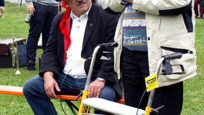 Pater Jan Poja (stehend) hält eine kleine Ansprache am "Rollator-Pult" von Bürgermeister Peter Hänel.
