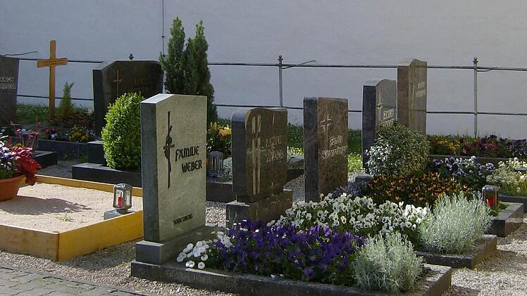 Anstatt dem historischen Geländer könnte auf dem Weißenoher Friedhof schon bald überall ein Edelstahlgerüst stehen Foto: Petra Malbrich