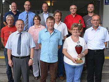 Die erfolgreichsten Schulen, Vereine und Prüfer im Sportabzeichenwettbewerb 2013 wurden im Landratsamt vom Landrat, sowie Vertretern des BLSV und der GEK Barmer geehrt.  Foto: Peter Rauch