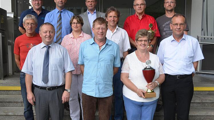 Die erfolgreichsten Schulen, Vereine und Prüfer im Sportabzeichenwettbewerb 2013 wurden im Landratsamt vom Landrat, sowie Vertretern des BLSV und der GEK Barmer geehrt.  Foto: Peter Rauch