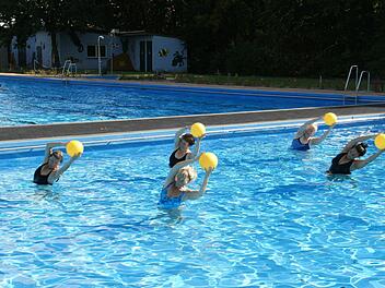 Man sieht den Damen an, dass sie schon seit einigen Wochen trainieren: die Dehnübungen sind vorbildlich. Foto: Sabine Weinbeer