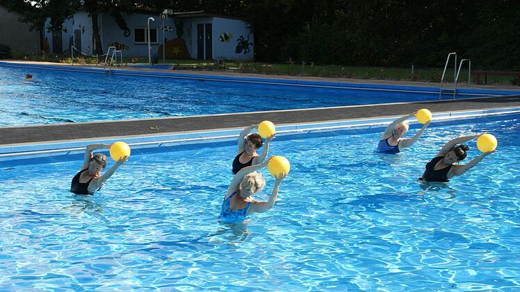 Man sieht den Damen an, dass sie schon seit einigen Wochen trainieren: die Dehnübungen sind vorbildlich. Foto: Sabine Weinbeer