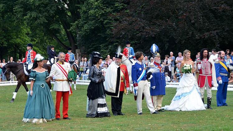 Bei der Quadrille des Reitervereins im Luitpoldpark.  Foto: Peter Rauch