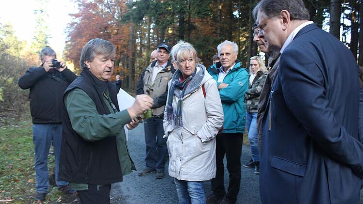 Der "Botschafter der Natur", Bernd Heinz (links), erklärt die Pflanzenwelt. Foto: Veronika Schadeck