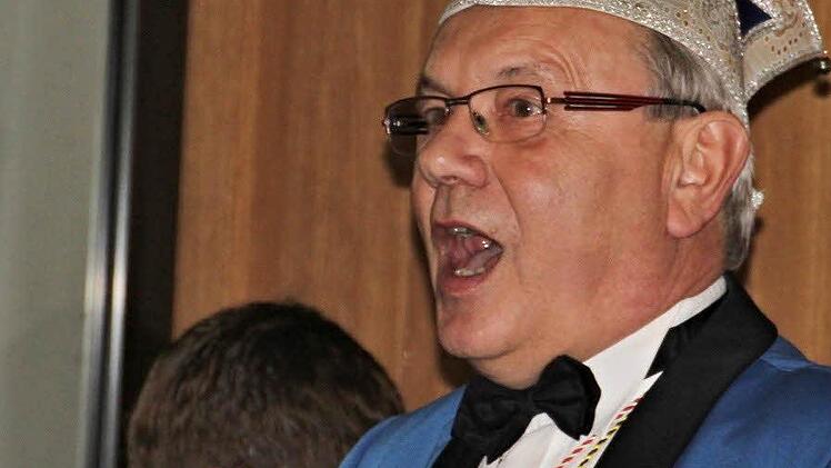 Kulturringvorsitzender Eberhard Wohl wie man ihn kennt. Er führte beim Faschingsauftakt durch das Programm und kündigte an, dass dies sein letzter Fasching als Vorsitzender wäre. Foto: Helmut Will
