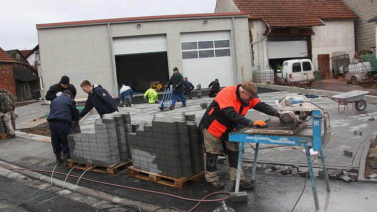 Die Stadt als Bauherr und Baulastträger, Vereinsmitglieder und Ortsbürger helfen aktiv mit.  Foto: Nöth