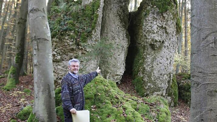 Karl Körber deutet auf den Felsenturm der "Bartelskirche" heißt und in der Altenreut am alten Kirchweg von Schlehenmühle nach Affalterthal steht