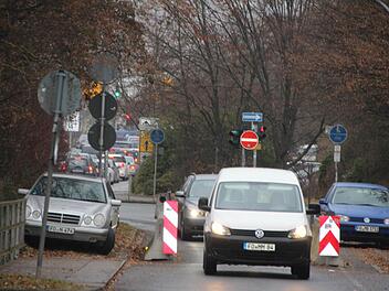 Die Fahrbahn auf der Brücke in der Steinbühlstraße ist durch Sicherheitsbaken verengt, um dem Schwerlastverkehr die Durchfahrt unmöglich zu machen. Foto: Ekkehard Roepert