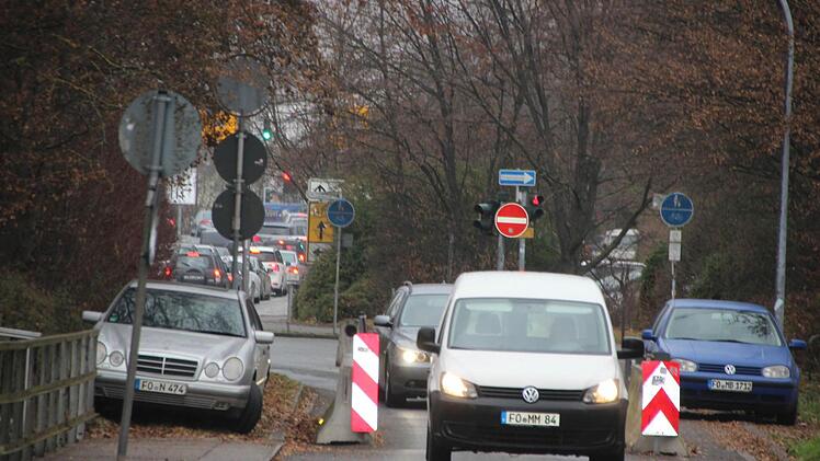 Die Fahrbahn auf der Brücke in der Steinbühlstraße ist durch Sicherheitsbaken verengt, um dem Schwerlastverkehr die Durchfahrt unmöglich zu machen. Foto: Ekkehard Roepert