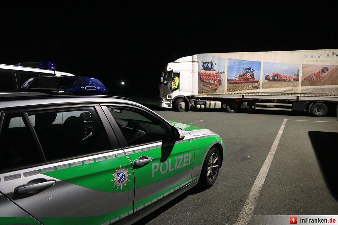 A3 bei Schlüsselfeld:  Polizei entdeckt sieben Flüchtlinge in Sattelauflieger