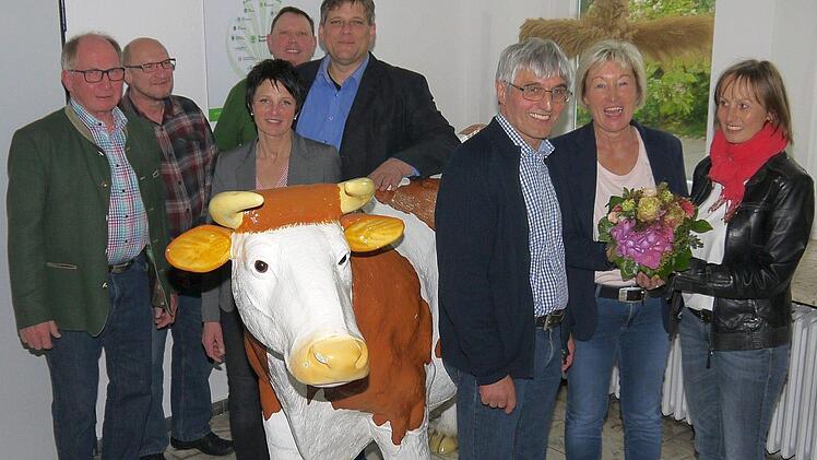 Tierisch gut gelaunt: Eine Überraschungsdelegation aus Gerhard Ehrlich, Günter Meixner, Dagmar Hartleb, Jürgen Angermüller, Martin Flohrschütz, Heidi Bauersachs und Marianne Rebelein (von links) gratulierte Hans Rebelein (Dritter von rechts) zu 25 Jahren im Amt des Geschäftsführers des Kreisverbandes Coburg im Bayerischen Bauernverband. Foto: Berthold Köhler