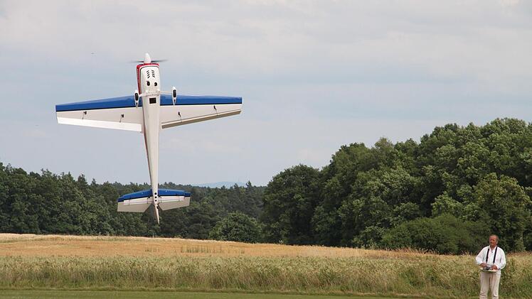 Georg Hopf aus Lauf bei Nürnberg lässt sein Propellerflugzeug Extra 230 senkrecht in der Luft stehen. Foto: Stephan Stöckel