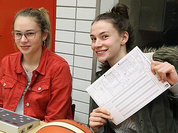 U18-Nationalspielerin Julia F&ouml;rner hilft am Kampfgericht, wann immer sie gebraucht wird (links neben ihr Schwester Luisa). Die junge Kemmernerin zeigt beim German Allstar Day ihr K&ouml;nnen.sportpress