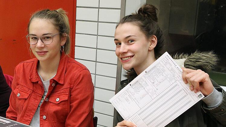 U18-Nationalspielerin Julia F&ouml;rner hilft am Kampfgericht, wann immer sie gebraucht wird (links neben ihr Schwester Luisa). Die junge Kemmernerin zeigt beim German Allstar Day ihr K&ouml;nnen.sportpress