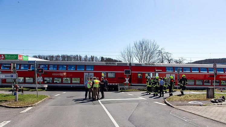 Nach einem Zusammenstoß eines Motorradfahrers mit einem Zug an einem Bahnübergang im Kreis Coburg kommt es zu Verkehrsbehinderungen. Foto: NEWS5 / Ittig