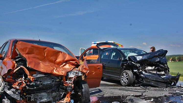 Zwei Schwerverletzte aus dem Landkreis Rhön-Grabfeld forderte am gestrigen Montag kurz nach 12.30 Uhr ein Verkehrsunfall auf der B 279 nahe Bad Königshofen. Foto: Hanns Friedrich