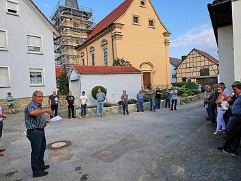 Mit einem Ortstermin in der Rathausstraße in Weichtungen begann die jüngste  Sitzung des Maßbacher Marktgemeinderates. Links im Vordergrund  Bürgermeister Matthias Klement und Bauhofleiter Wolfgang Brust. Dieter Britz