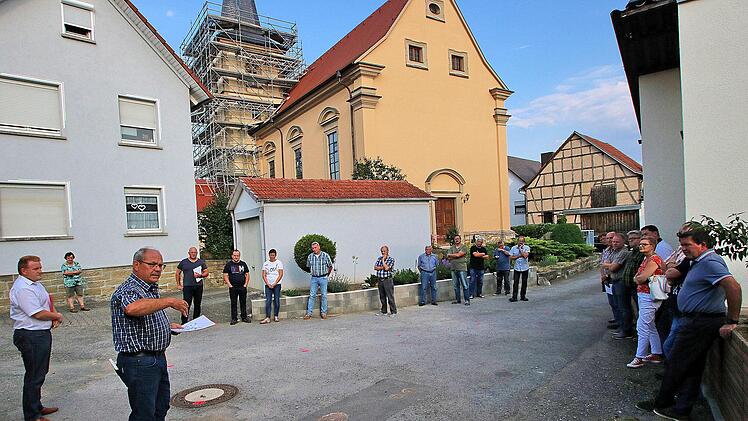 Mit einem Ortstermin in der Rathausstraße in Weichtungen begann die jüngste  Sitzung des Maßbacher Marktgemeinderates. Links im Vordergrund  Bürgermeister Matthias Klement und Bauhofleiter Wolfgang Brust. Dieter Britz