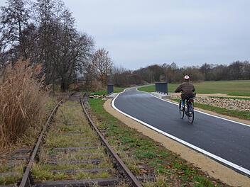 Zwischen Herzogenaurach und Hauptendorf ist eine kleine Brücke schon auf die Breite des künftigen Radschnellweges ausgerichtet. Im weiteren Verlauf der Trasse ist es auch möglich, dass der Weg auf den Schienen verläuft. Das wiederum sorgte im Planungsausschuss für nervöse Nachfragen.  Foto: Bernhard Panzer