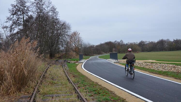 Zwischen Herzogenaurach und Hauptendorf ist eine kleine Brücke schon auf die Breite des künftigen Radschnellweges ausgerichtet. Im weiteren Verlauf der Trasse ist es auch möglich, dass der Weg auf den Schienen verläuft. Das wiederum sorgte im Planungsausschuss für nervöse Nachfragen.  Foto: Bernhard Panzer