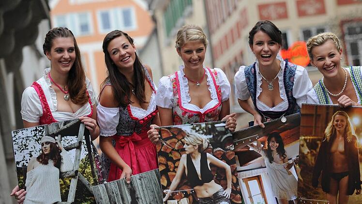 Die Models Kathrin (Oberfranken; l-r), Kerstin (Oberfranken), Eva-Maria (Oberpfalz), Anita (Oberbayern), Theresa (Schwaben) und Christiane (Schwaben) posieren Ende 2013 in München mit ihren Bildern aus dem Jungbauern-Kalender 2014. Foto: Andreas Gebert/dpa