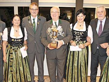 Pokalgewinner und Gratulanten (von links): Oberschützenmeister und 2. Ritter Hans-Herbert Hartan, Christina Zeitner, 1. Schützenmeister Stefan Stahl, Schützenkönig und Gewinner des Königspokals 2019 Rainer Reißenweber, Barbara Florschütz, OB Norbert Tessmer und 1. Ritterin Angelika Schaller. Foto: Wolfgang Desombre