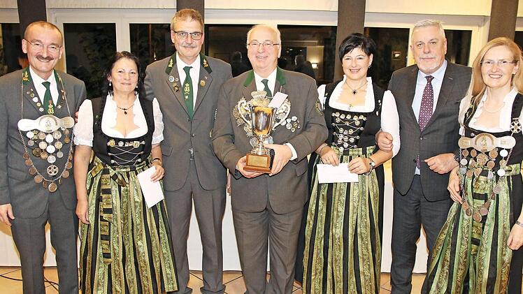 Pokalgewinner und Gratulanten (von links): Oberschützenmeister und 2. Ritter Hans-Herbert Hartan, Christina Zeitner, 1. Schützenmeister Stefan Stahl, Schützenkönig und Gewinner des Königspokals 2019 Rainer Reißenweber, Barbara Florschütz, OB Norbert Tessmer und 1. Ritterin Angelika Schaller. Foto: Wolfgang Desombre