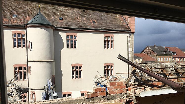 Die Nachbarn haben einen ungewohnten Blick auf das Rathaus. Foto: Ralf Ruppert