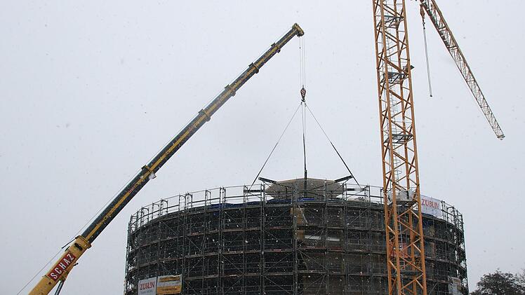 Präzisionsarbeit für die Dachspinne des Globe-Neubaus: so schwebt die tonnenschwere Konstruktion ins Innere - vom Abheben bis zum Andocken getragen von einem riesigen Autokran.Foto: Jochen Berger