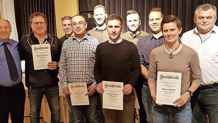 Diese Schiedsrichter wurden für langjährige Treue ausgezeichnet.
