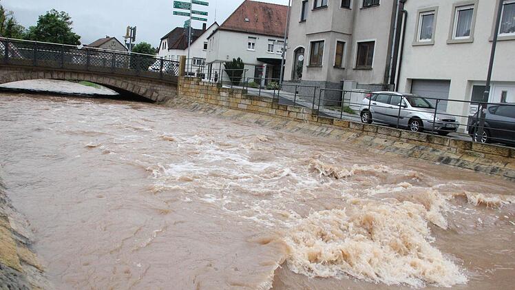 Die Altach in Zeil am Main schwoll durch den vielen Regen an. Sie ist einer der viele Flüsse, die in den Main münden und durch die starken Niederschläge sehr viel Wasser führen. Das lässt auf Dauer auch den Pegel des Mains bedrohlich steigen. Foto: Andreas Lösch