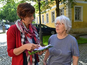 Termine müssen für Getrud Oehlke (rechts) gut geplant sein. Es ist für die 80-Jährige nicht einfach, ihren demenzkranken Mann allein daheim zu lassen. Gut, dass Johanna Thomack von der Fachstelle für pflegende Angehörige immer ein offenes Ohr hat. Foto: Christiane Lehmann