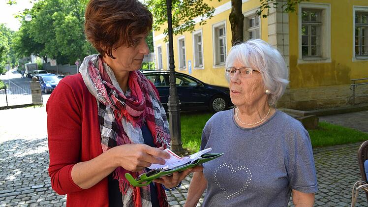 Termine müssen für Getrud Oehlke (rechts) gut geplant sein. Es ist für die 80-Jährige nicht einfach, ihren demenzkranken Mann allein daheim zu lassen. Gut, dass Johanna Thomack von der Fachstelle für pflegende Angehörige immer ein offenes Ohr hat. Foto: Christiane Lehmann