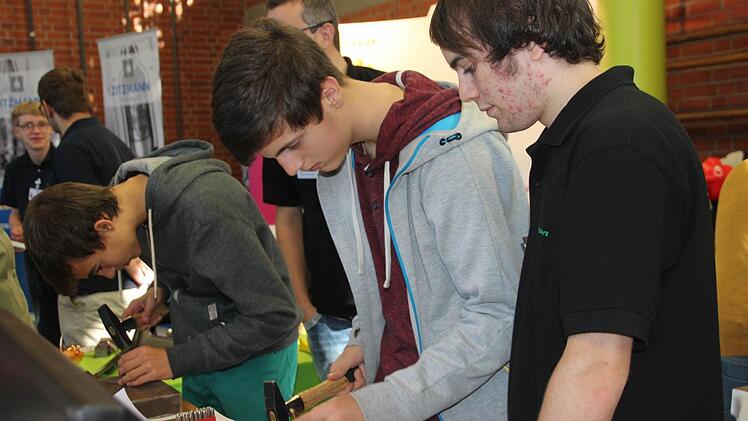 Bei der Ausbildungsmesse gab es für Schüler aus Kronach und Umgebung viel zu entdecken.  Fotos: Veronika Schadeck