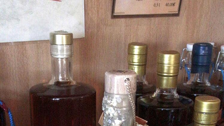 Nach wenigen Monaten sind die Flaschen von Seepocken besiedelt.