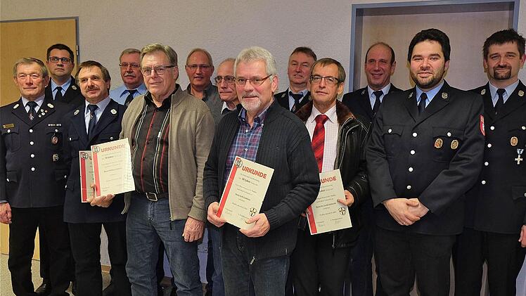 Ehrungen für langjährige Mitgliedschaften (vorne, von links): Leo Meder, Alfred Dunkel, Gottfried Mehling, Gottfried Kolb, Alfred Vogler, Dr. Ewald Schlereth und Stefan Gärtner; (hinten, von links): Alexander Muth, Alfred Kolb, Dieter Manger, Friedel Fischer, Walter Jopp und Jochen Meder. (Es fehlt Robert Huppmann.) Fotos: Gerd Schaar