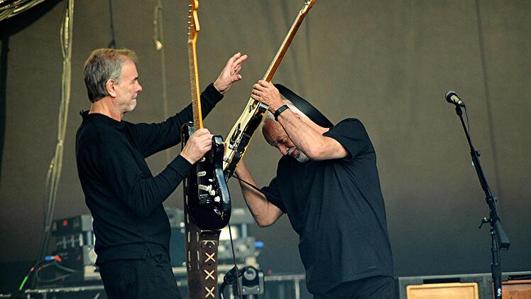 Einer von vielen Gitarrenwechseln. Der Autor hat beim 20. Mal aufgehört zu zählen.Foto: Rock-O-Foto
