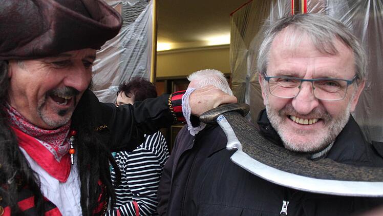 Pirat und Ex-Kreisbrandrat Siegfried Kerner hält Ulrich Sünkel vom Stadtbauamt die Konsequenzen des Widerstandes vor Augen und unter das Kinn. Foto: Markus Häggberg