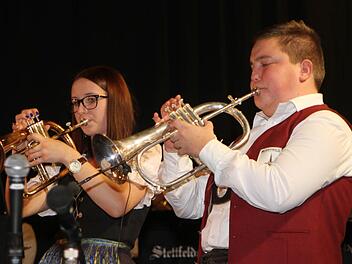 Für ihr gemeinsames Solo auf ihrem Flügelhorn bekamen Selina Grebner und Andreas Ditl großen Beifall. Fotos: Günther Geiling