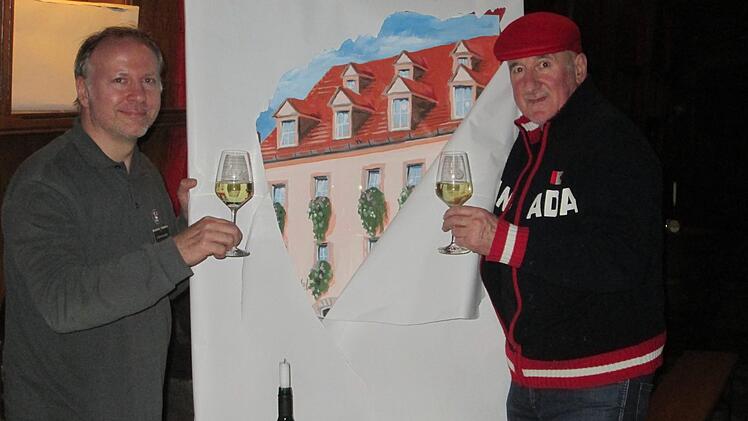 Konrad Albert (rechts) machte es spannend bei seiner Vernissage, in der mit dem GWV-Geschäftsleiter Stefan Merz (links) die Umhüllung seiner Werke aufriss. Fotos: Winfried Ehling