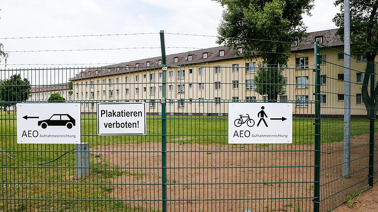 Schilder weisen auf den neuen Eingang hin.    Foto: Matthias Hoch