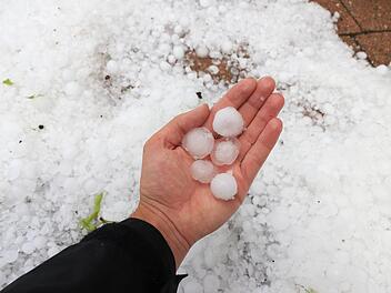 Diese riesigen Hagelkörner fielen in Hirschaid (Landkreis Bamberg) vom Himmel und richteten enormen Schaden an. Foto: NEWS5 / Merzbach