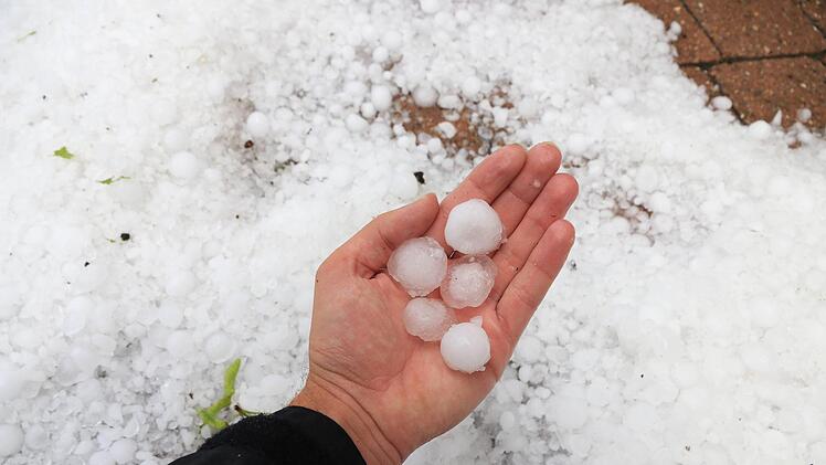 Diese riesigen Hagelkörner fielen in Hirschaid (Landkreis Bamberg) vom Himmel und richteten enormen Schaden an. Foto: NEWS5 / Merzbach