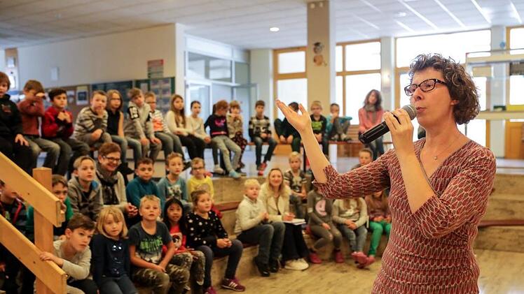 Henriette Wich hat ihr gerade erschienenes Abenteuerkinderbuch Tristan Treuherz auf Einladung der "Blätterwald"-Literaturtage und KLARTEXT! den Dritt- und Viertklässlern der Grundschule Gößweinstein vorgestellt. Foto: Barbara Herbst