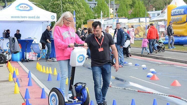 Eine Frage der Balance: Im Segway-Parcours lernen die Besucher, wie's geht.Dagmar Besand